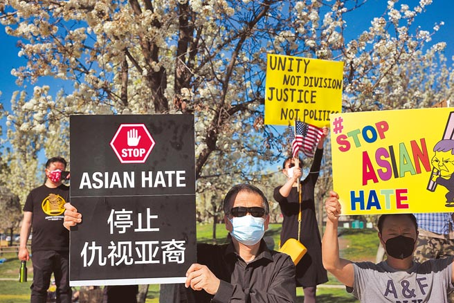 美国政府12日公布10年一度的最新人口普查结果，发现人口愈趋多元，其中白人人口首度下降，是美国建国以来首见。反观少数族裔人口显着增加，尤以亚裔及拉丁裔成长最多。图为人们在美国加利福尼亚州都柏林参加集会，抗议针对亚裔的歧视行为和仇恨犯罪。（新华社）