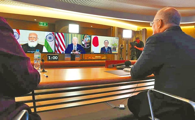 美國、澳洲、印度和日本12日舉行「四方安全對話」（Quad）高級官員視訊會議，討論包括印太地區面臨的戰略挑戰，反擊假訊息，促進民主和人權等議題，還討論到「台灣海峽和平與安全的重要性」。圖為美日印澳領導人3月12日進行視訊峰會示意圖。（摘自澳洲總理莫里森臉書）