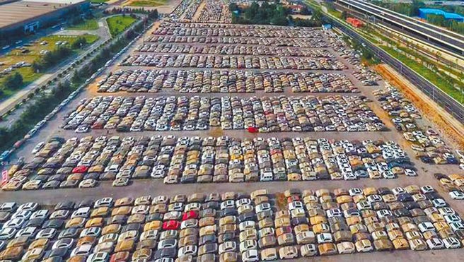 大陆河南省郑州市上个月发生严重水灾，至少23.8万辆受损泡水车被集中送到位于郊区的「汽车坟场」。（摘自腾讯网）