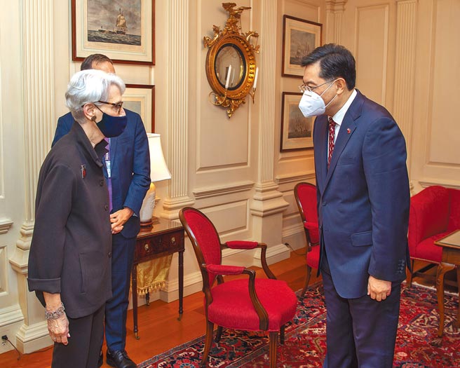 美国副国务卿雪蔓（Wendy Sherman）（左）12日会见中国新任驻美大使秦刚（右）。（摘自雪蔓推特）