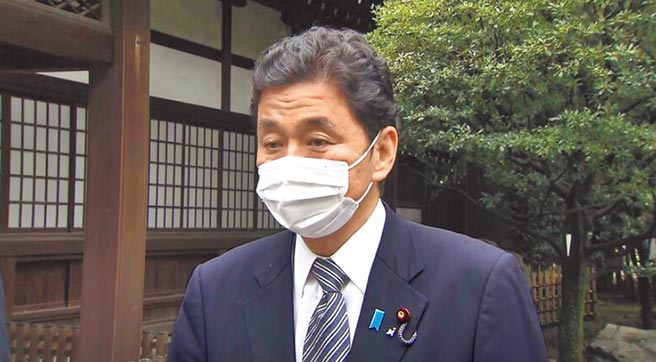 日本防卫大臣岸信夫13日以眾议员身分参拜靖国神社，挑动中日关系敏感神经。（摘自岸信夫推特）