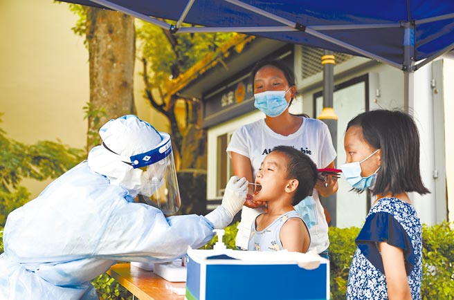 大陆外交部就全球新冠病毒溯源问题阐述了中方的4点立场，强调疫情溯源必须有世卫组织WHO成员国主导。图为大陆民眾进行核酸检测。（新华社）