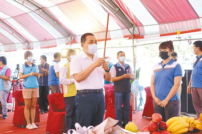 新北市长侯友宜与地方民代昨参与新北高工地下停车场动土典礼，停车场完工后将提供217个汽车位、733个机车位。（新北市工务局提供／蔡雯如新北传真）