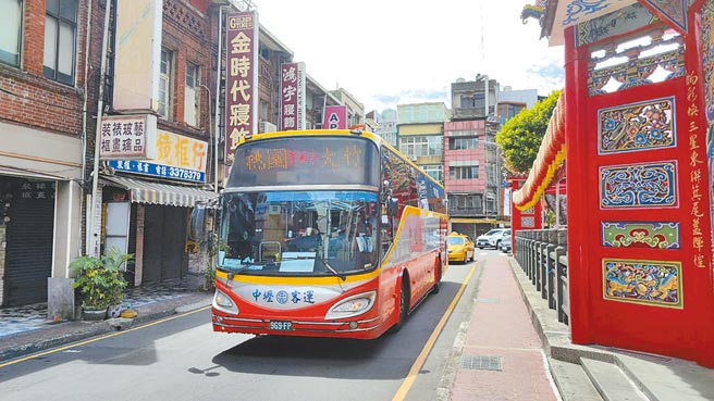 疫情警戒雖然降級，但公車尚未完全恢復營運，上班族反映公車班次太少，甚至還要如沙丁魚般擠公車，增加染疫風險。（賴佑維攝）