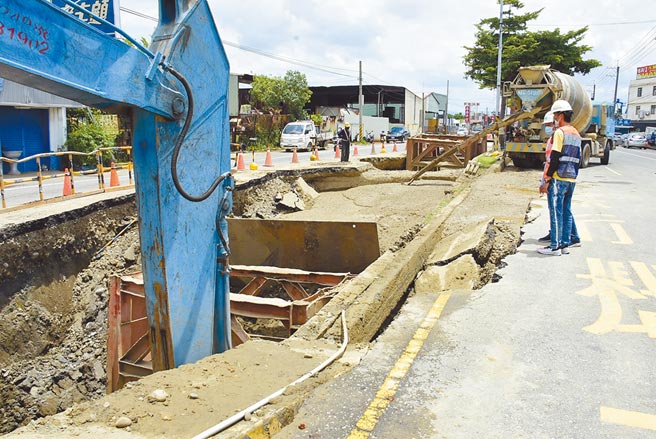 台湾自来水公司进行鸟嘴潭人工湖下游供水工程施工，彰兴路与圣安路交叉口台14丙线0.5k处，路基塌陷50公尺。（吴敏菁摄）