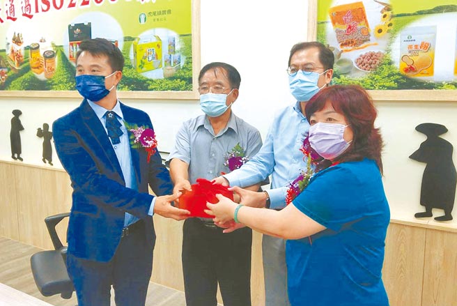 虎尾镇农会新任总干事蔡武吉（左起）在理事长丁荣义、农业处长吴芳铭监交下，从代理总干事的供销部主任林惠雯手中接下印信。（周丽兰摄）