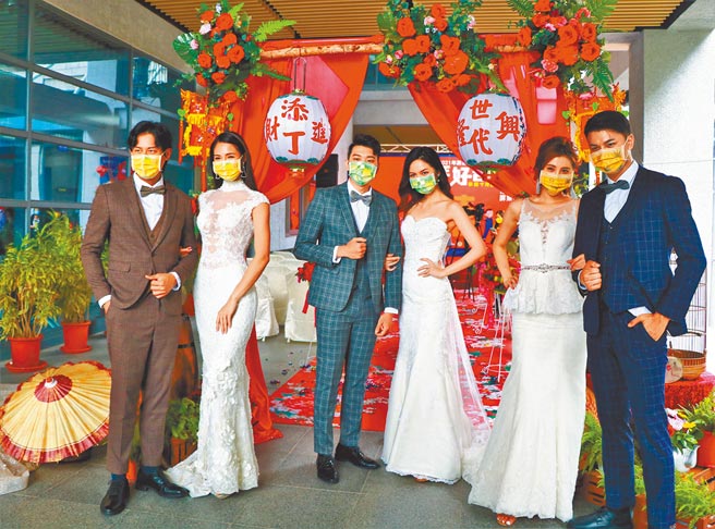 七夕前夕，屏东县政府宣布「六堆300百年好合」集团婚礼报名开跑，将邀请30对新人于10月16日在屏东县民公园接受眾人祝福。（谢佳潾摄）