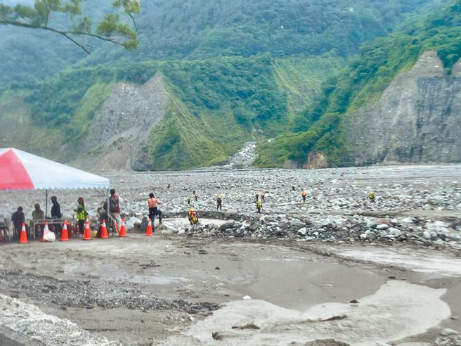 玉穗溪上游昨日又爆发土石泥流，100公尺便道流失瞬间被淹没，救难人员帐篷也被冲掉，整个过程不到2分钟，所幸抢修人员皆已及时撤退。（交通部公路总局甲仙工务段提供／林雅惠高雄传真）