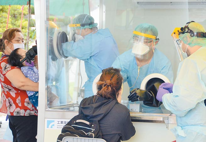 澎湖县政府宣布16日起海运、空运旅客及澎湖籍渔船入境暂停快筛。（陈可文摄）