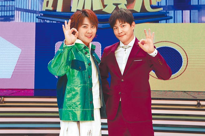 孫協志（右）和王仁甫昨天出席《明星許願池》復工線上記者會。（民視提供）