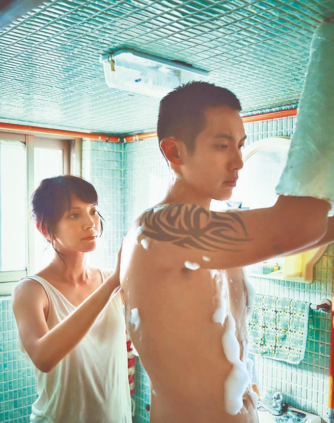 李心洁（左）在《鱷鱼》中帮手受伤的柯震东擦背。（双喜提供）