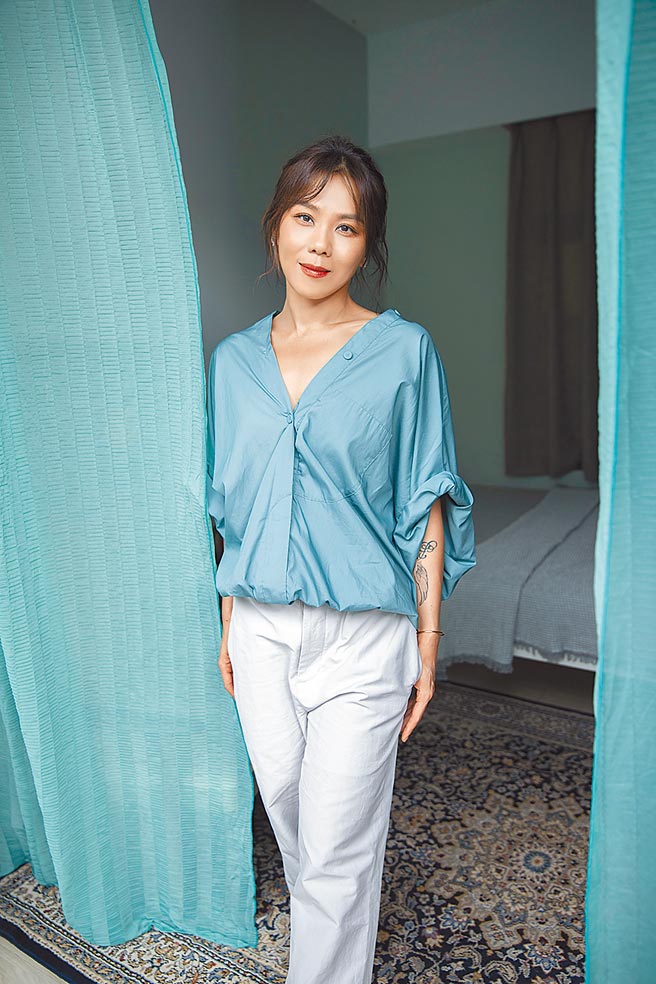 蔡健雅〈Bluebirds〉MV造型和歌声都走疗癒系路线。（环球音乐提供）