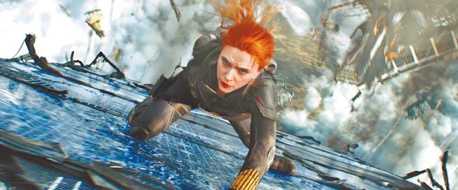 《黑寡妇》日前在北美戏院、串流同步上映，引起女主角史嘉蕾乔韩森不满。（迪士尼提供）