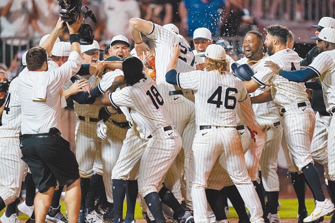 白袜队靠安德森9局下的再见2分炮，戏剧性的气走洋基，赢得史上首场在爱荷华州举行的大联盟比赛。（美联社）