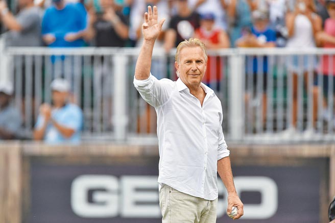 电影「梦幻成真」男主角凯文科斯纳担任这场「梦田之战」的特别来宾。（路透）