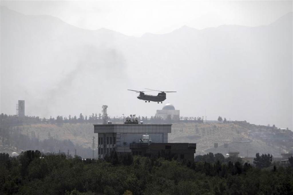 一架美军CH-47契努克直升机降落喀布尔美国大使馆，也有人看到疑似烧文件的烟雾，显然美国在阿富汗最后撤离行动已经进行。图/美联社(photo:ChinaTimes)