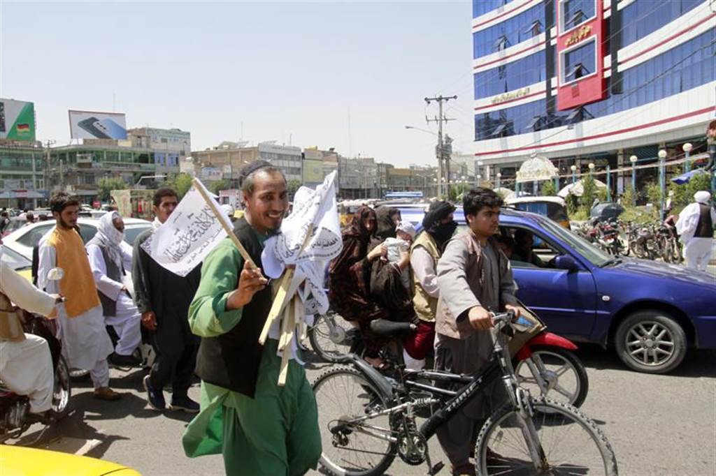 喀布尔一名男子兜售塔利班旗帜，向塔利班表忠诚，他希望塔利班进城时能友善点。(图/美联社)(photo:ChinaTimes)