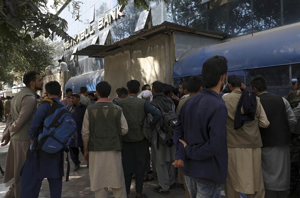 塔利班兵临城下，引发喀布尔居民恐慌。图为当地民众在银行前大排长龙。（图／美联社）(photo:ChinaTimes)