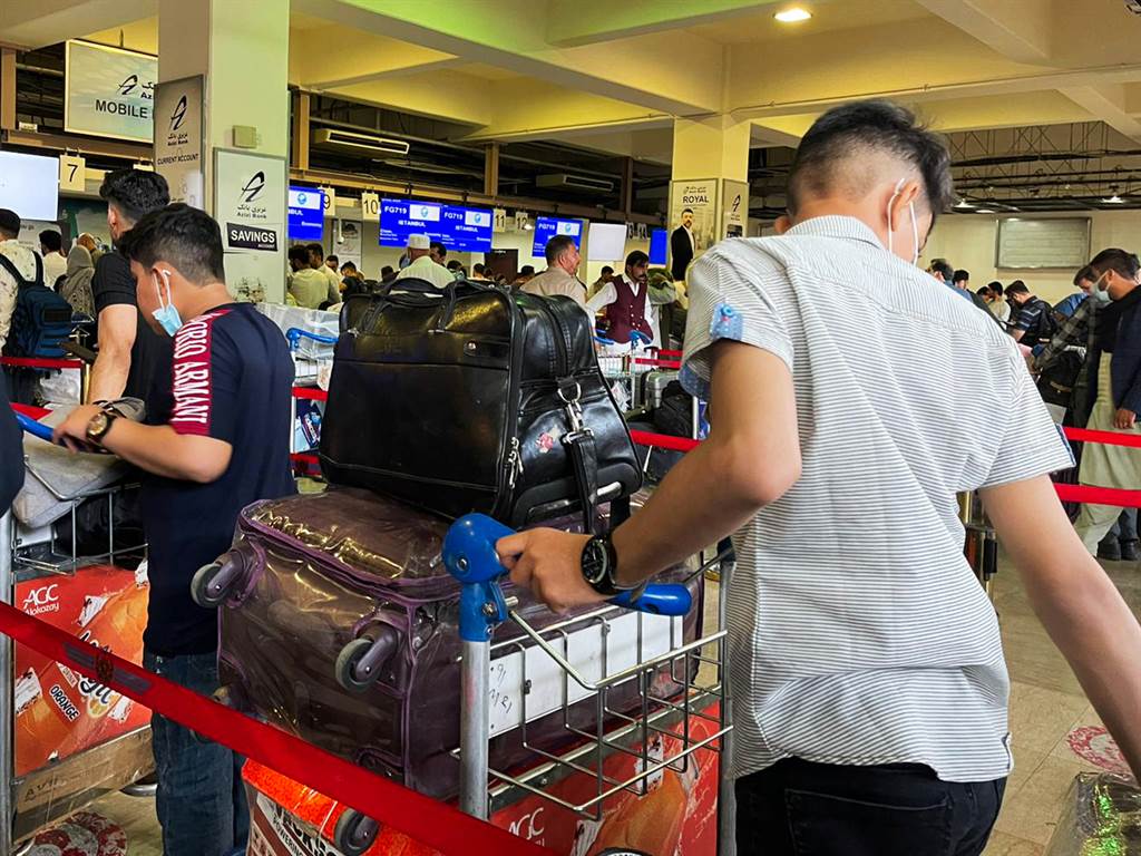 民众尝试搭上飞离喀布尔的班机。（图／美联社）(photo:ChinaTimes)