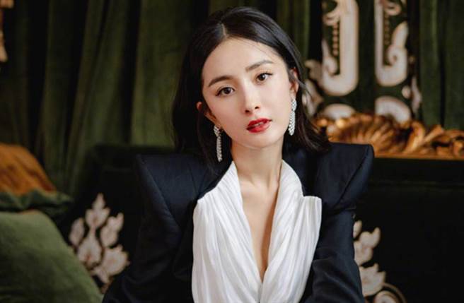 杨幂五官精致、身材火辣。(图／翻摄自微博)