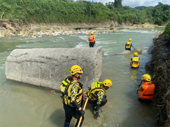 东势一名老翁巡菜园疑遭溪水冲走，警消沿石角溪与大甲溪河道搜寻，目前已失踪9天仍无所获。(戴志扬翻摄/中市消防局提供)