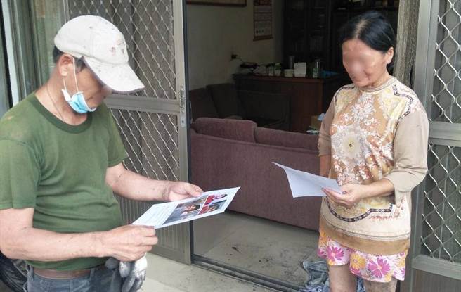 邹妇姊弟指认相片时，红了眼眶。（读者提供／刘秀芬台南传真）