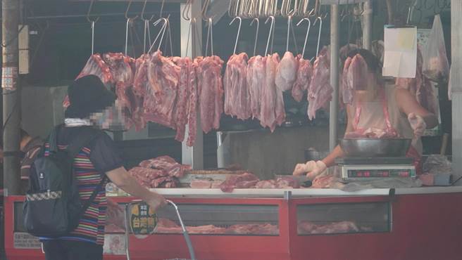 基隆市仁愛區華三街某間豬肉攤商將宰殺後豬隻暴露放置在攤位上，未妥善處理，成為老鼠自助吧。（翻攝照片／陳彩玲基隆傳真）
