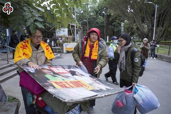 原民歌手巴奈（中）在228公園搭帳棚抗議1273天，挨罰7200元罰款，提告救濟抗罰成功，北市公園處則提上訴，原住民團體敗訴確定。（中時資料庫）
