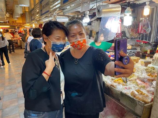 台北市副市长黄珊珊（左）认为，新台币就是最好的振兴券。（图／摘自黄珊珊脸书）