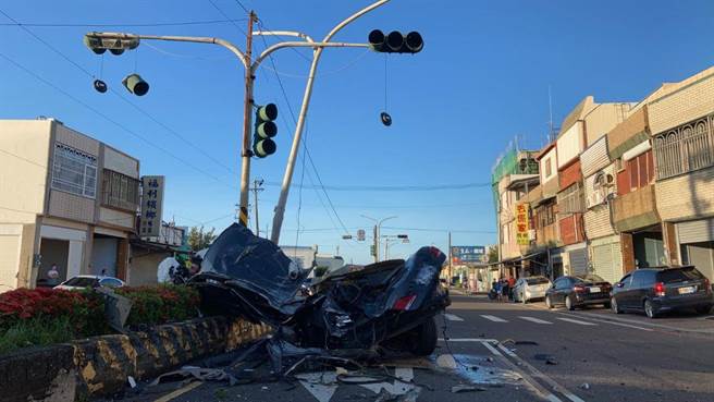 屏东县车城乡15日清晨5时许发生一起自撞车祸，1名男子酒驾搭载另名男子，在通过中山路与田中路口时，高速失控猛烈撞上安全岛，车体因大力撞击瞬间粉碎，造成1死1命危。（读者提供／林和生屏东传真）