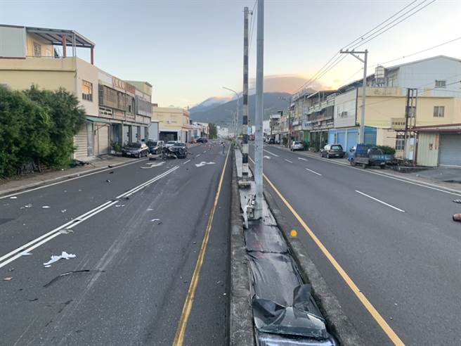 屏东东城乡15日清晨发生酒驾自撞车祸，事故现场满是车体碎片，显见撞击力道相当惊人。（读者提供／林和生屏东传真）