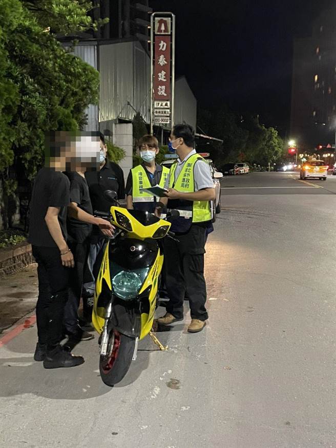 汐止警分局會同環保局、基隆監理站於13、14日夜間實施聯合稽查，共告發了8件違規改裝的汽機車、2件無照駕駛、1件一般違規。（汐止警分局提供）