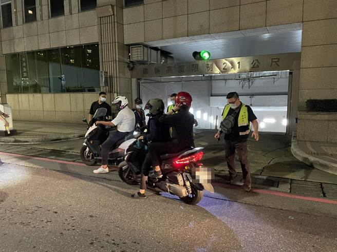 汐止警分局會同環保局、基隆監理站於13、14日夜間實施聯合稽查，共告發了8件違規改裝的汽機車、2件無照駕駛、1件一般違規。（汐止警分局提供）