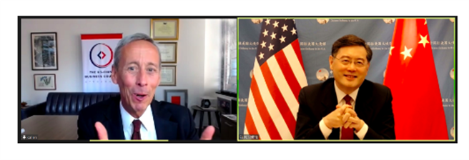 新任中國駐美大使秦剛當地時間13日透過視訊會見美中貿委會會長艾倫。（圖取自中國駐美大使館）