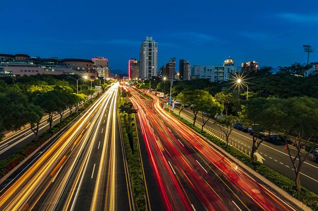 竹北交流道周邊光明六路車流量大，中央核定補助2500萬元辦理「智慧交通管理控制系統建置計畫」。（羅浚濱攝）