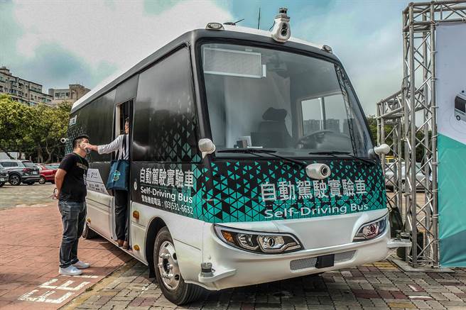 工研院研發的自駕巴士已在高鐵區試辦上路，中央核定補助500萬元辦理「V2X技術與應用強化自駕車運行路線計畫」。（羅浚濱攝）