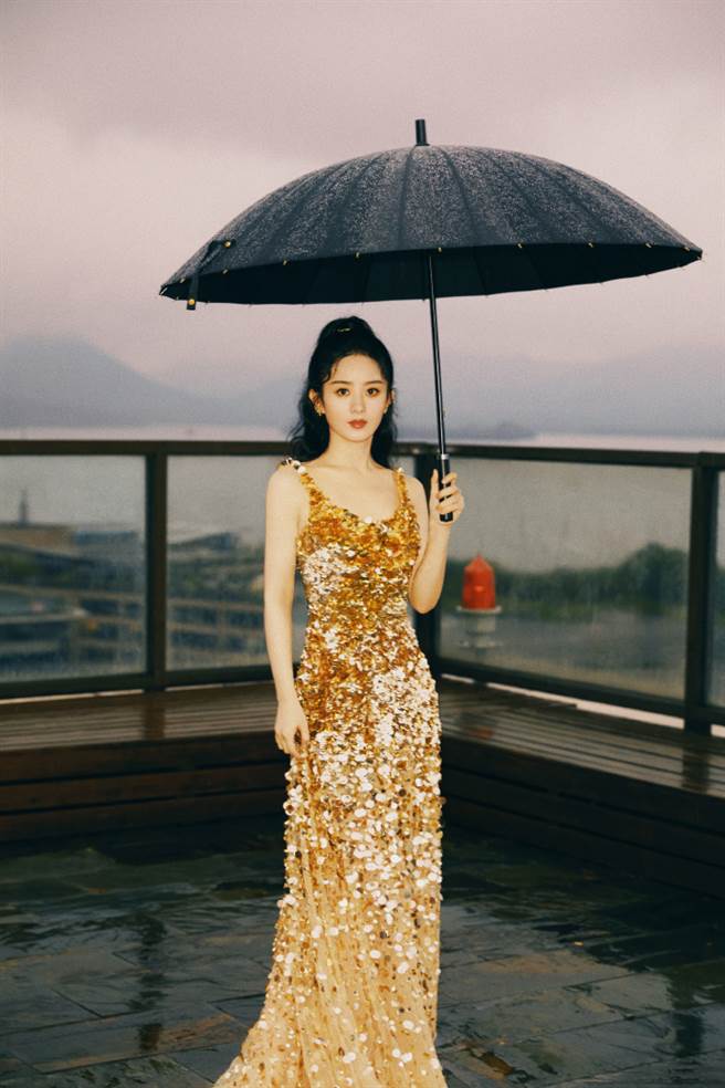 赵丽颖身材纤细。（图／微博@赵丽颖工作室）