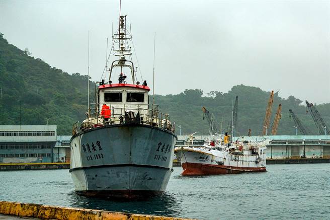 宜安6号是全国唯一官方渔业救难船，图为今年3月8号宜安6号在近海接手拖救失联的永裕兴18号后返抵苏澳港。（本报资料照片）