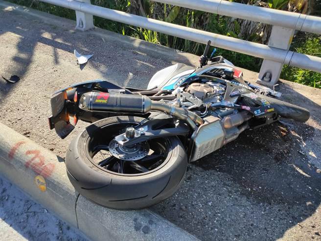 台東中華大橋北端發生自撞車禍，重機滑行300公尺橫躺人行道上。（翻攝畫面）