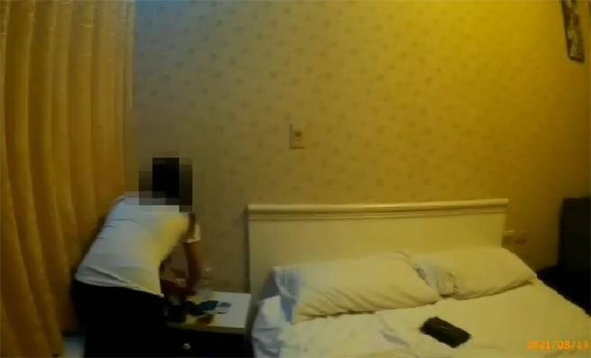 难忘的第一次，辣美甲师初下海遇处男，他一个动作两人都栽了。(戴志扬翻摄/民眾提供)