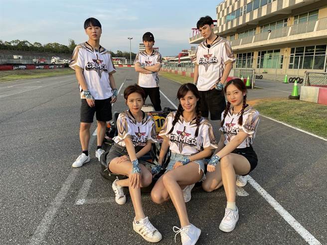 阙阙（前排右起）、沐妍、家卉，黄伟晋（后排右起）、邱锋泽、赖晏驹展开卡丁车大战。（卫视中文台提供）