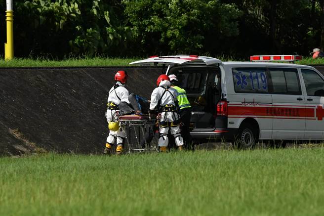 吴男今晨骑机车行经中横公路时，疑因过弯不慎，滑落20米深边坡，满脸是血、失去意识，经空勤总队出动黑鹰直升机将人吊挂下山，送医急救，目前尚未脱离险境。（空勤总队提供／罗亦晽花莲传真）