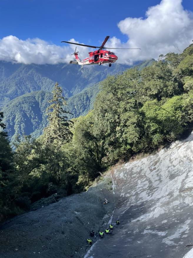 吴男今晨骑机车行经中横公路时，疑因过弯不慎，滑落20米深边坡，满脸是血、失去意识，经空勤总队出动黑鹰直升机将人吊挂下山，送医急救，目前尚未脱离险境。（空勤总队提供／罗亦晽花莲传真）