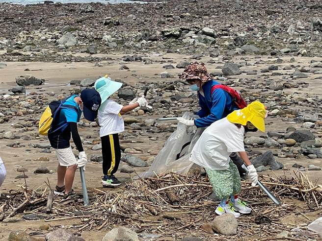 受烟花颱風的影響，淡水區漁會針對轄內漁港，包含淡一漁港、淡二漁港全力清理漂流垃圾。（漁業處提供）