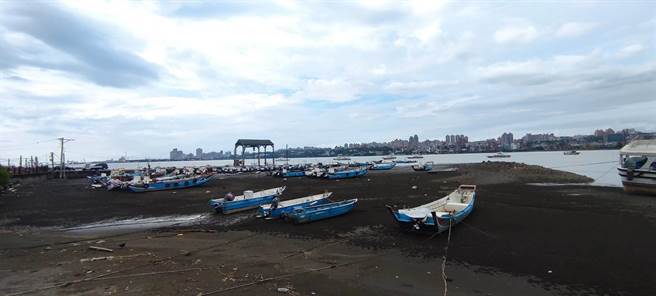 八里渡船头人潮达原容留量30％，新北市观旅局不建议再前往。（陈慰慈摄）