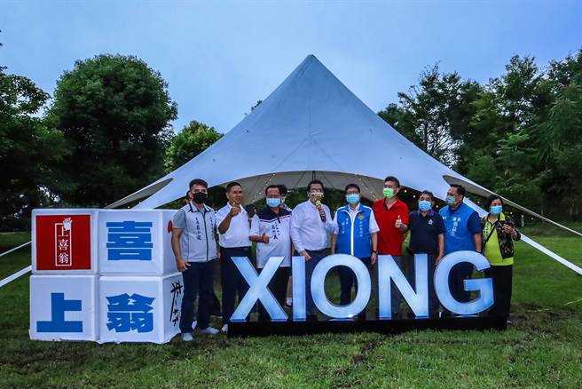 乡长杨文科（中）参加五峰乡爱上喜翁森林植树，肯定业者将绿地打造为全国第一座高山森林幼儿足球场。（罗浚滨摄）