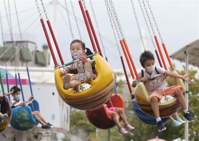 国内疫情趋缓，儿童新乐园14日起放宽人流管制，维持入园预约制，每日预约人数为2400人，周日预约全部额满。小朋友与家人愉快的使用游乐器材。（王英豪摄）
