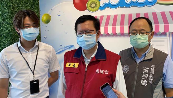 桃园市长郑文灿15日预告10月会推出桃园加码版，研拟将面额缩小但金额放大2倍，例如把200元换成4张100元，「这样比较好用！」（蔡依珍摄）