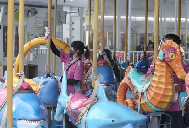 工作人员仔细消毒使用后游乐器材。（王英豪摄）