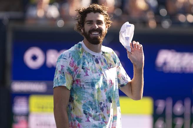 欧佩卡身高有211公分，发球相当有威力。（美联社）